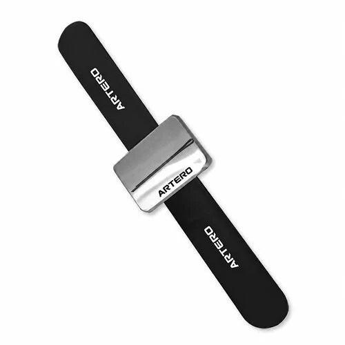 ARTERO A474 magnetic wrist bracelet with a black silicone strap, white ARTERO lettering and a rectangular metal holder, photographed alone on a white background