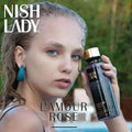 NISHLADY Body Mist L’amour Rose 260ml, çiçeksi ve ferah kokulu vücut spreyi, pembe şişe ve çiçek detaylarıyla.