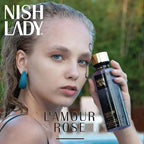 NISHLADY Body Mist L’amour Rose 260ml, çiçeksi ve ferah kokulu vücut spreyi, pembe şişe ve çiçek detaylarıyla.