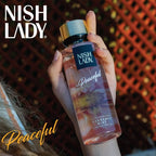 NISHLADY Peaceful 260ml vücut spreyi, ferahlatıcı ve rahatlatıcı çiçeksi koku, şişe üzerinde gösteriliyor